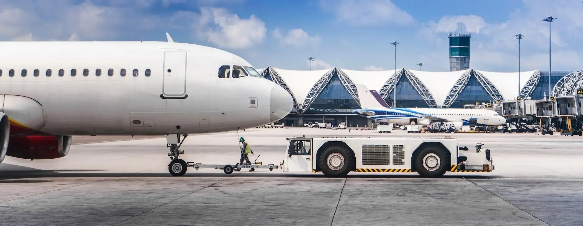 Schleppausrüstung für Flugzeuge_iStock-1243478867 (1)