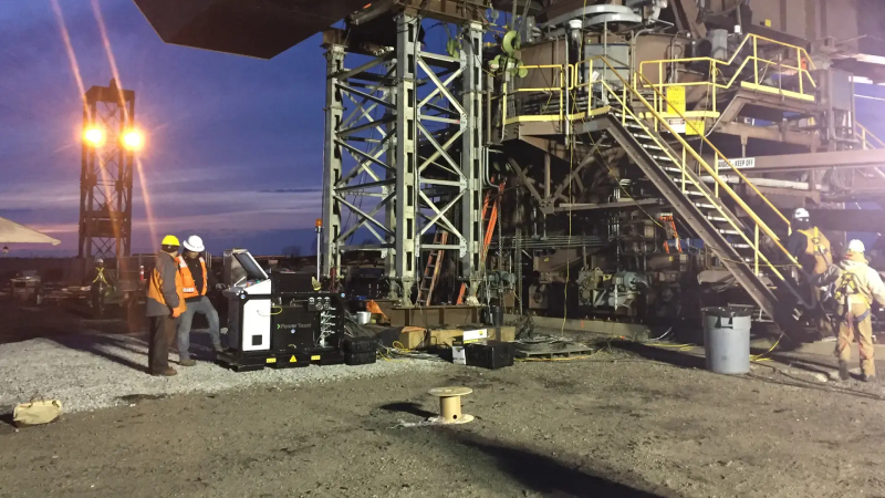 Stacker/Reclaimer Maintenance Using a Synchronous Hydraulic Lift System